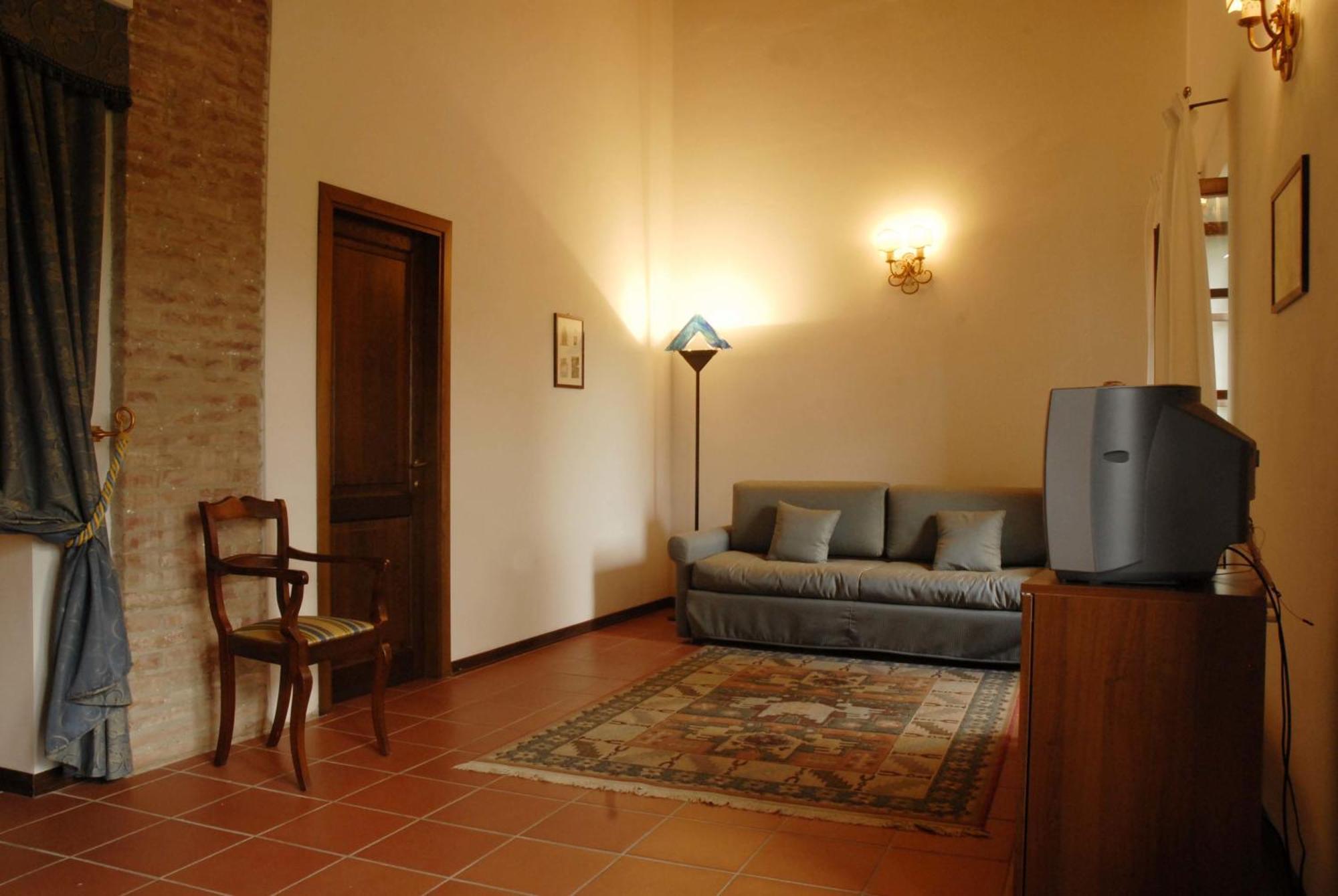 Hostal Relais Borgo Di Toiano Sovicille Habitación foto