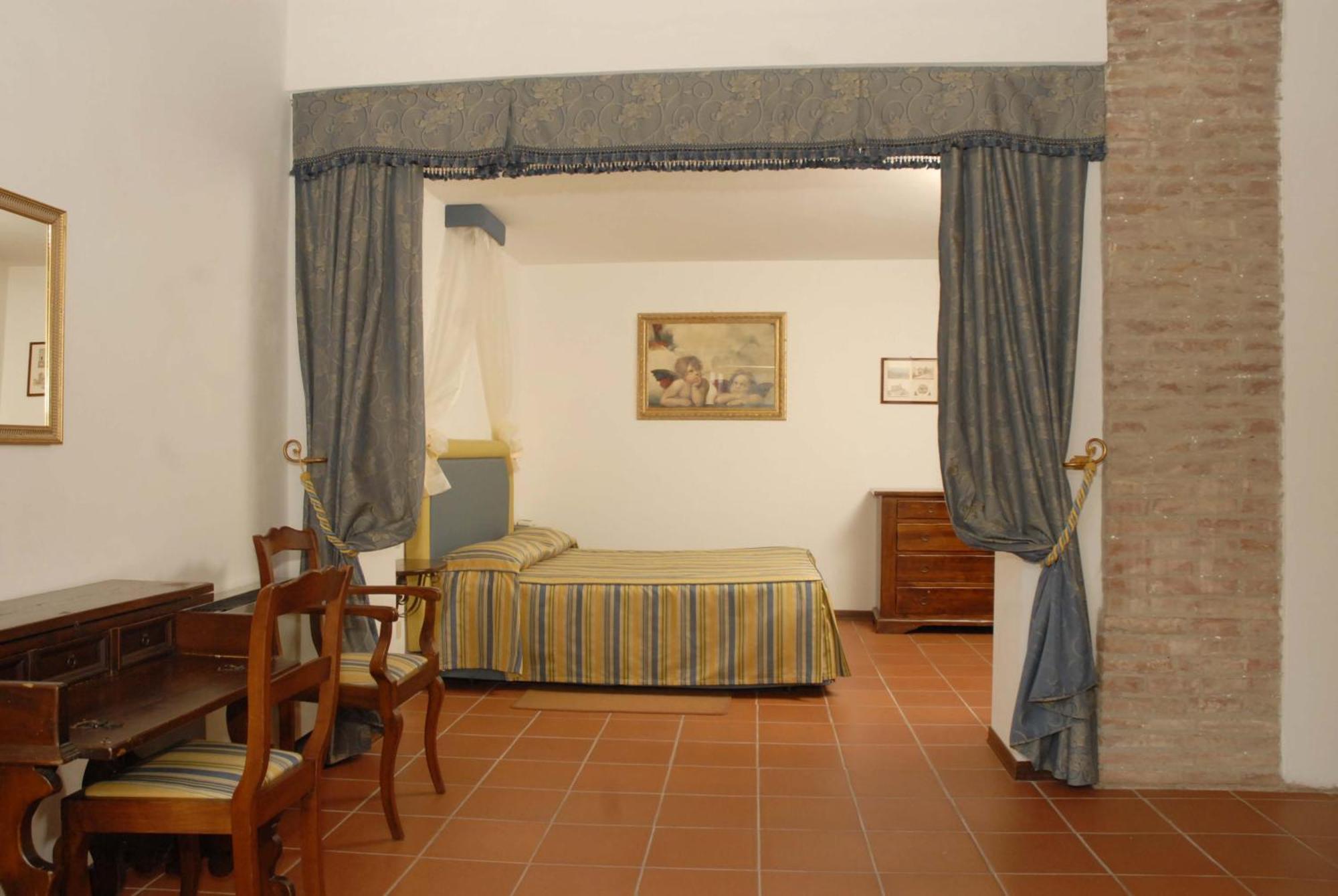 Hostal Relais Borgo Di Toiano Sovicille Habitación foto